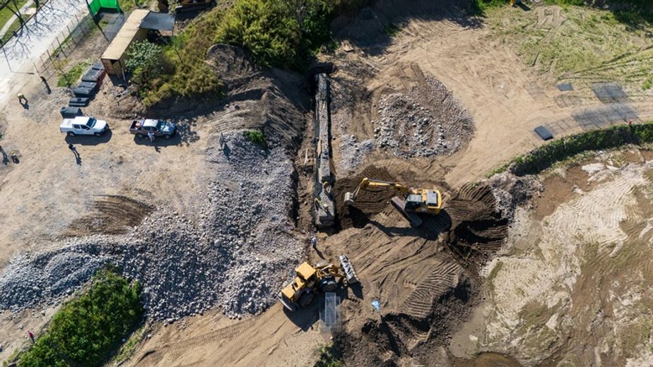 La Provincia construye una obra complementaria para frenar la erosión sobre la margen derecha, donde están en juego un puente, un pozo de captación de agua y barrios cercanos.