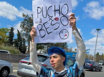 "Puchos por besos": la insólita propuesta de Luck Ra al costado de la ruta que desató una ola de burlas
