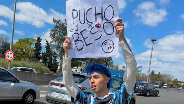 "Puchos por besos": la insólita propuesta de Luck Ra al costado de la ruta que desató una ola de burlas
