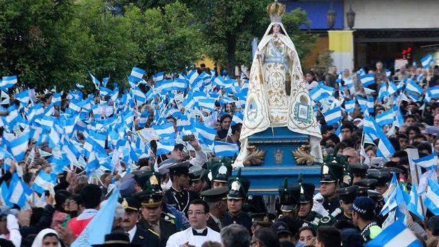 La procesión parte de Plaza Belgrano hacia Plaza Independencia, donde a las 18:30 se celebra la misa central.