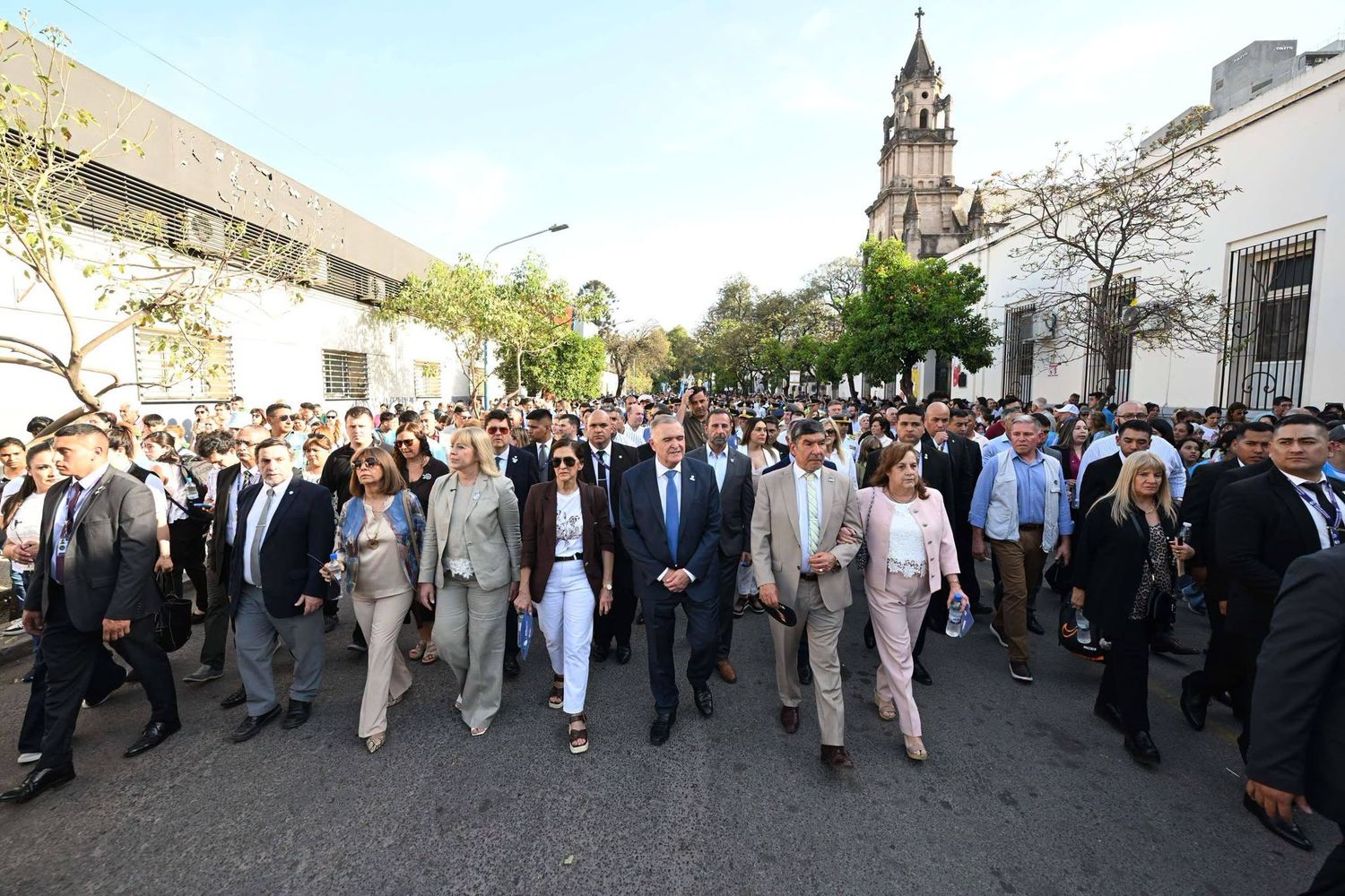 La procesión fue encabezada por autoridades gubernamentales y religiosas.