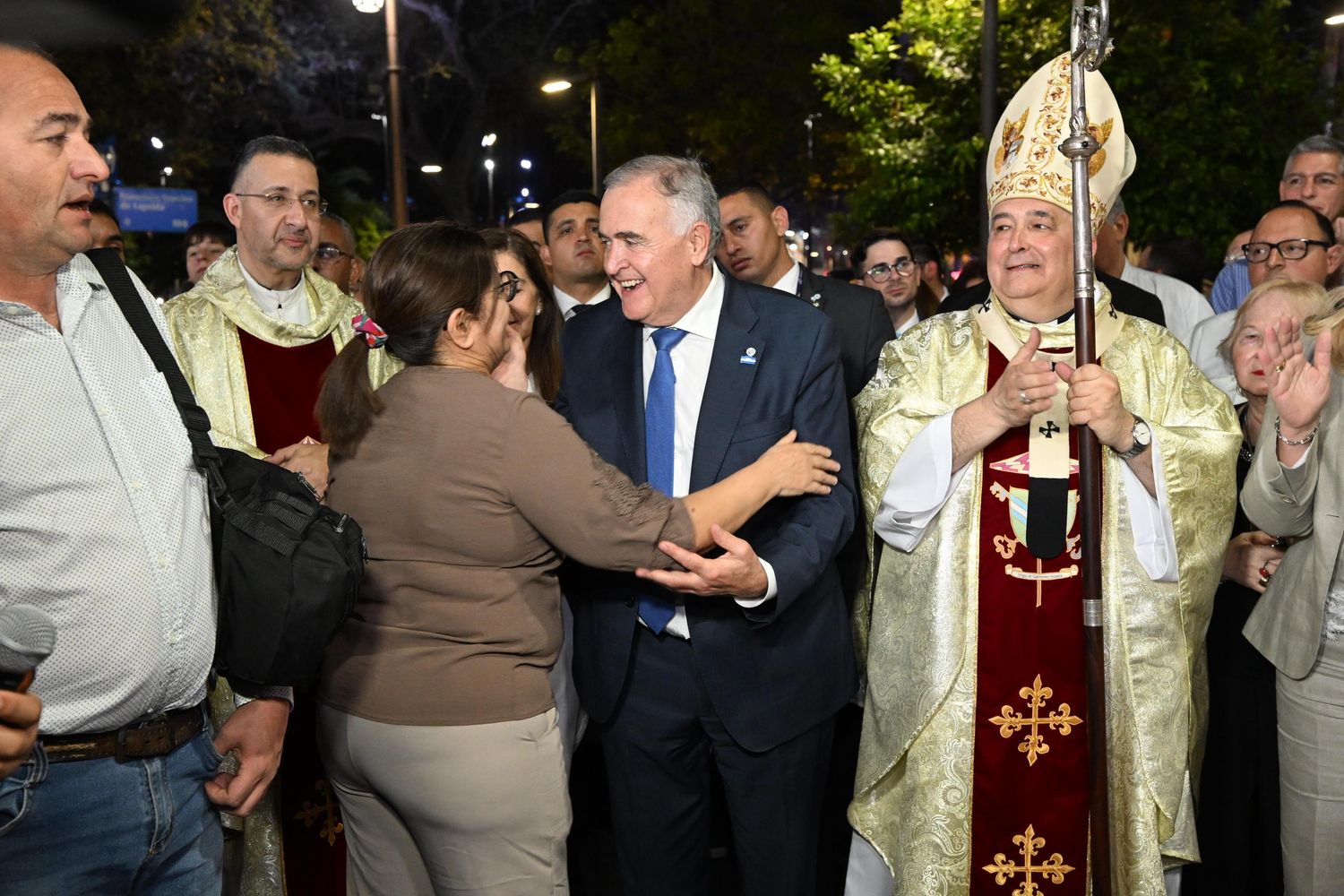 El gobernador combinó actividades hípicas, religiosas y cívicas en una jornada feriada en toda la provincia.