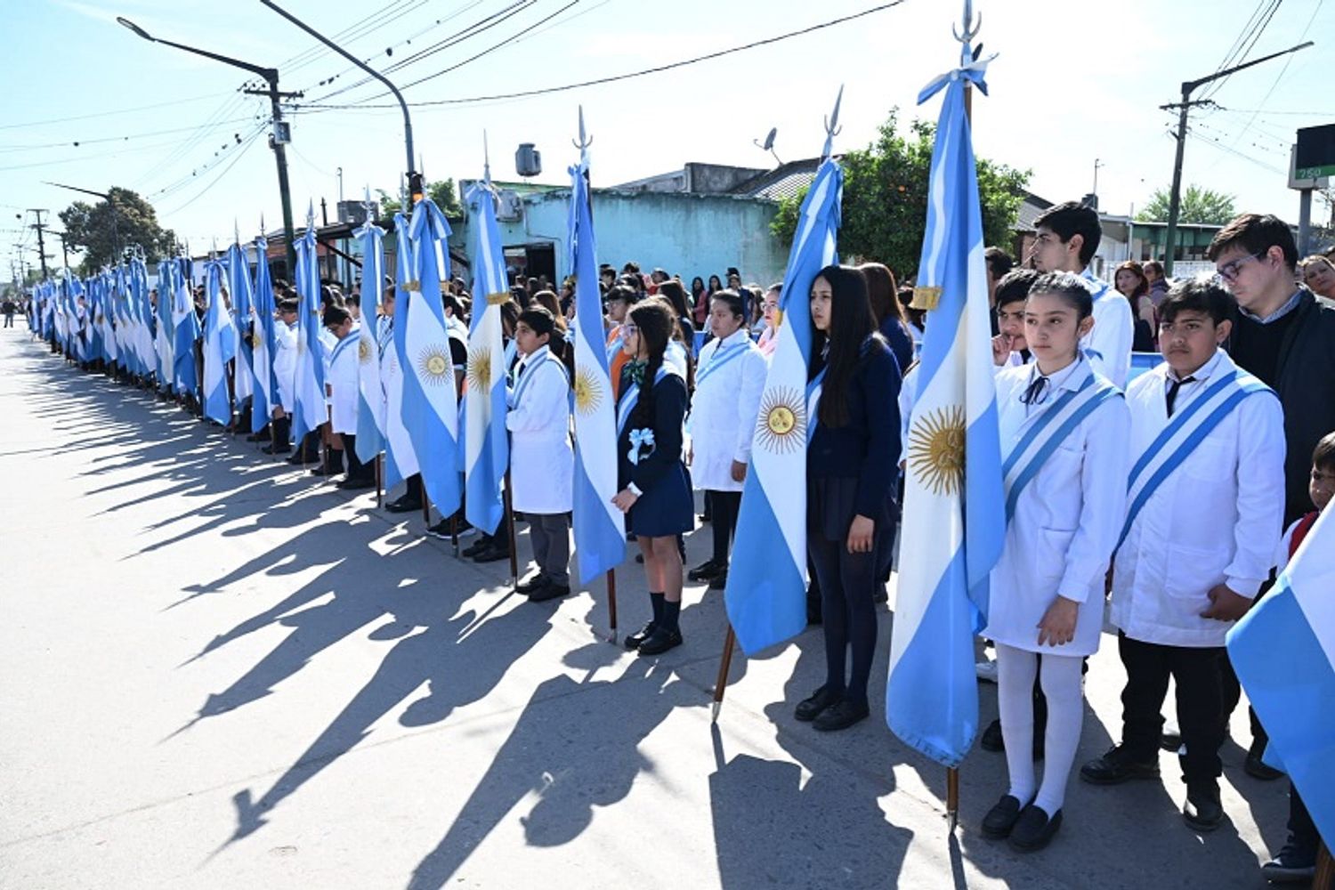Docentes, alumnos, organizaciones civiles y vecinos participaron de una jornada que se adelantó por el calendario provincial.