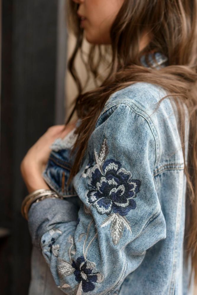 Adiós a la campera de jean clásica: cómo reciclarla con solo un detalle y transformarla en la tendencia de esta primavera 2026
