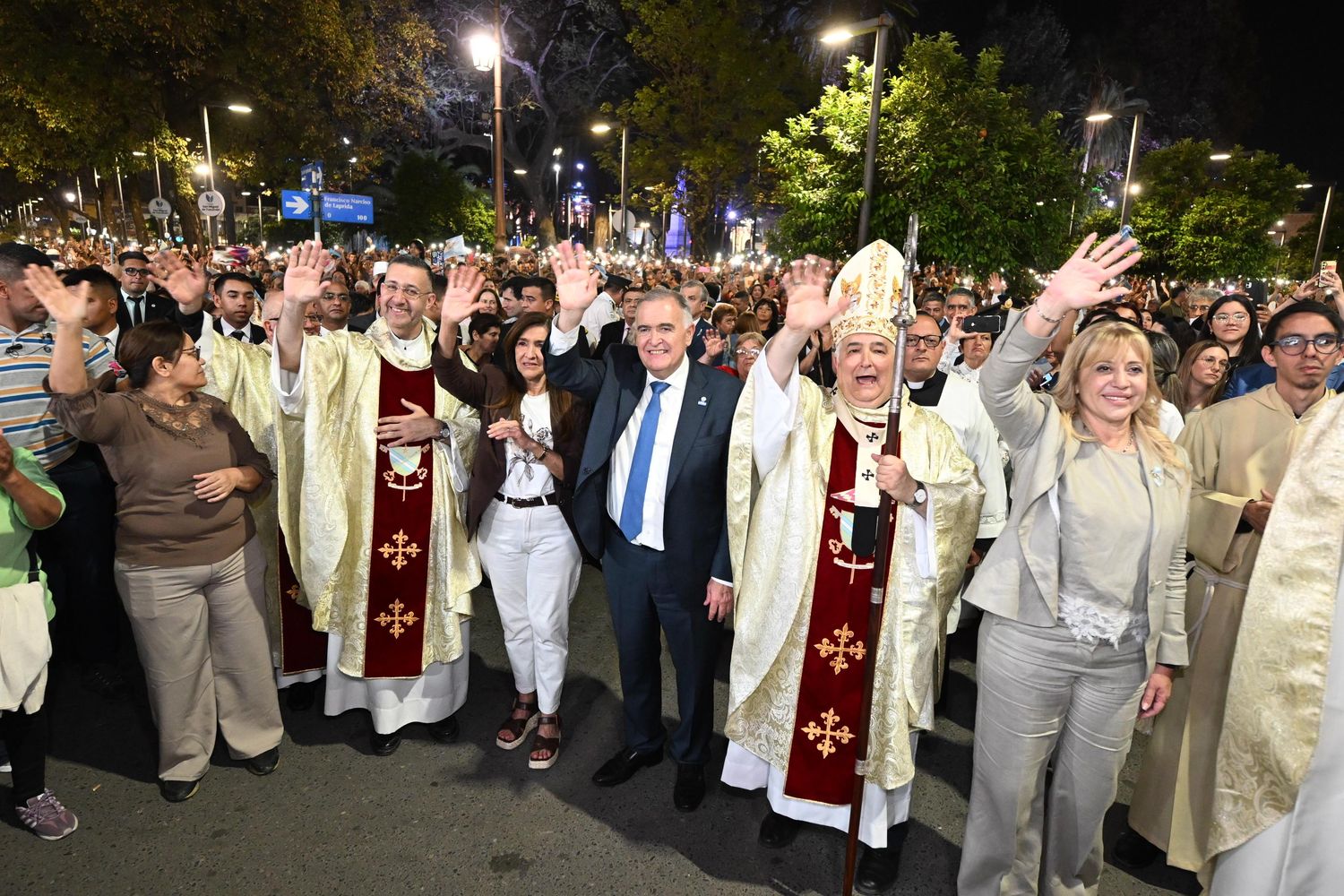 Miles de fieles acompañaron la procesión hasta Plaza Independencia en una jornada que combinó fe, historia y protocolo oficial.