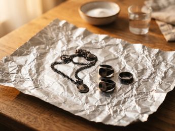 Mezclar bicarbonato de sodio, sal y agua en papel de aluminio: para qué sirve y por qué muchos lo recomiendan