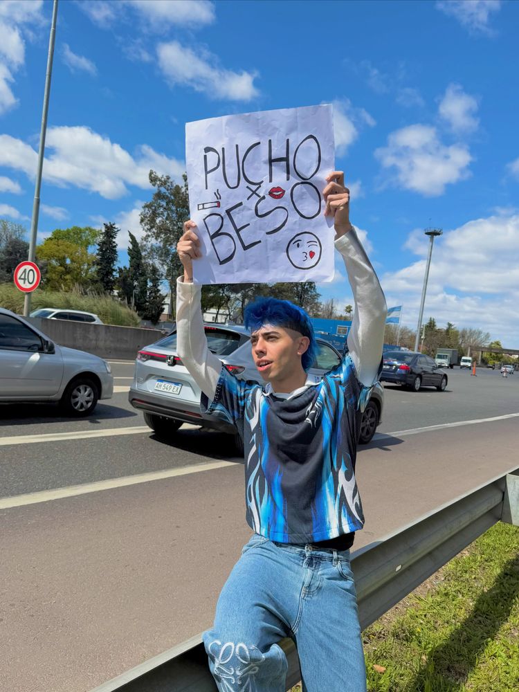 "Puchos por besos": la insólita propuesta de Luck Ra al costado de la ruta que desató una ola de burlas