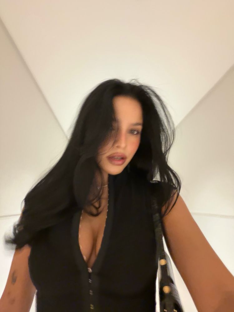 Escote profundo y falda con volados: Emilia Mernes arrasó con un audaz minivestido negro y marcó tendencia