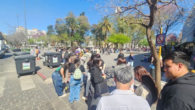 Larga fila para conseguir trabajo en Córdoba.