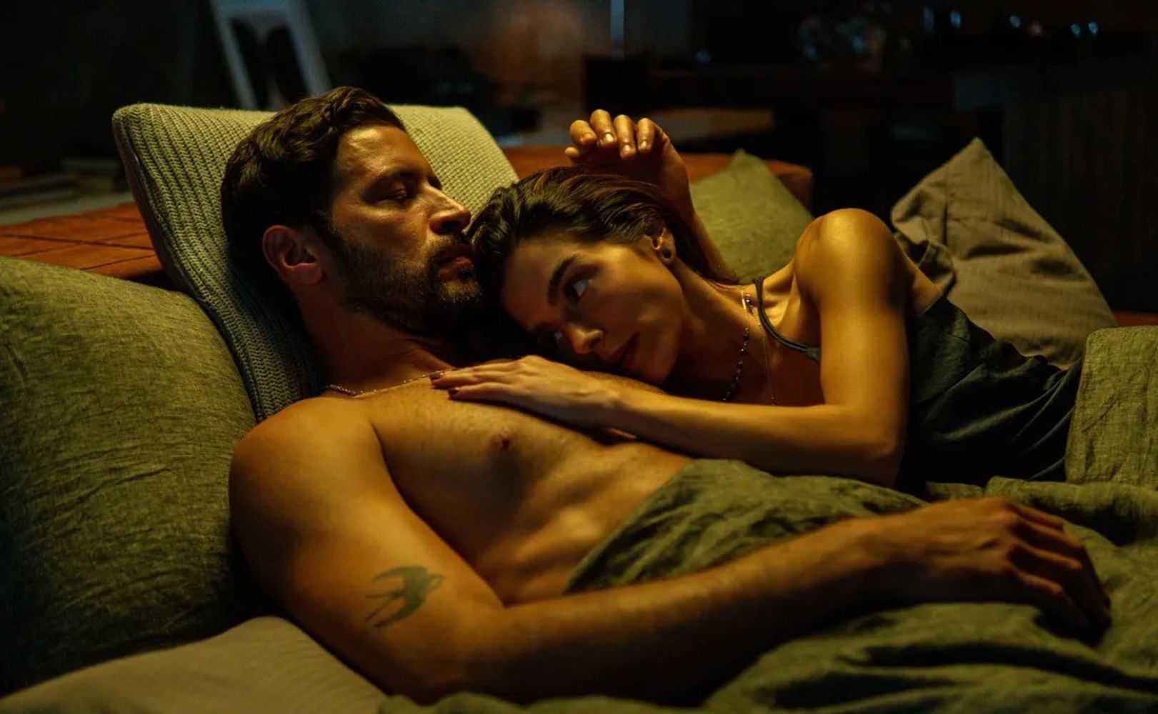 Un thriller sensual de 98 minutos que combina deseo, secretos y una peligrosa obsesión.