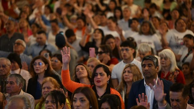 La conmemoración incluyó momentos de oración comunitaria y distinciones a trayectorias de décadas.