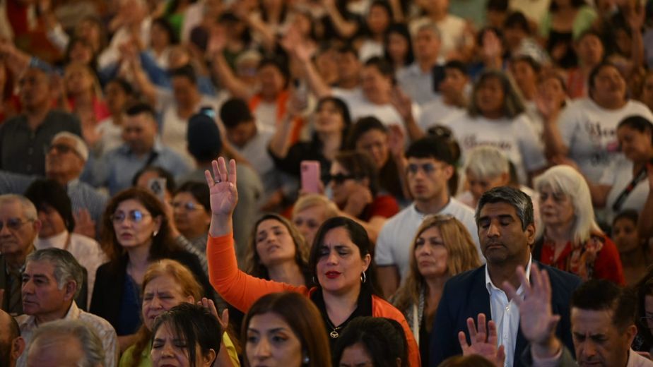 La conmemoración incluyó momentos de oración comunitaria y distinciones a trayectorias de décadas.