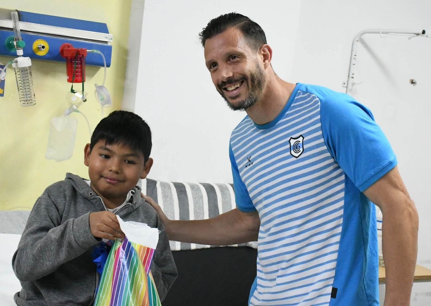 En la reciente visita de una comitiva del club Gimnasia y Esgrima de Jujuy al Hospital Materno Infantil, el capitán Guillermo Cosaro fue uno de los futbolistas que entregó personalmente los obsequios a los niños en nombre de la familia del "Lobo" jujeño.
