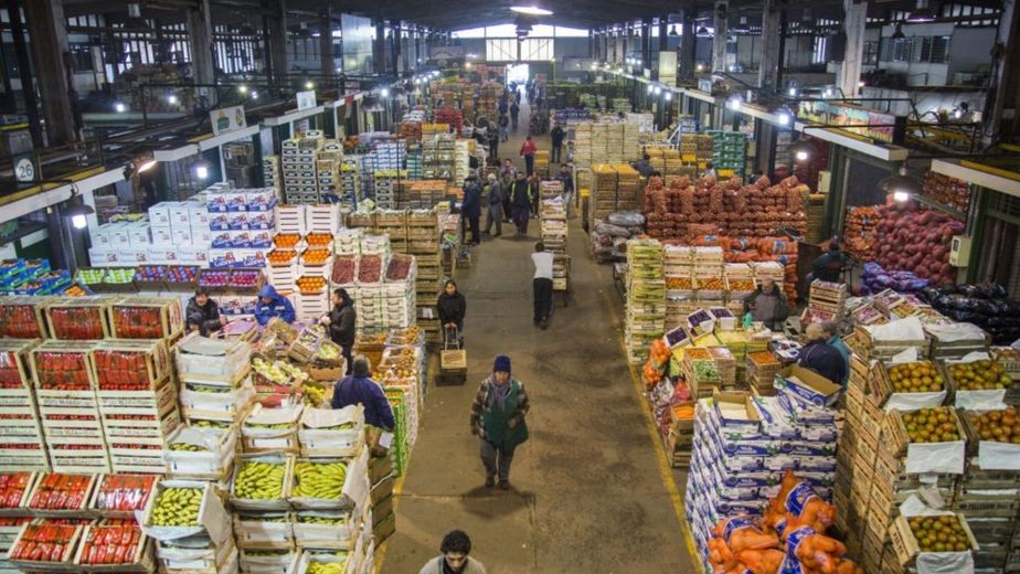 Patricio, experto en frutas del Mercado Central: "Por la helada y el granizo en Mendoza, esta temporada van a estar caras la ciruela y la manzana"