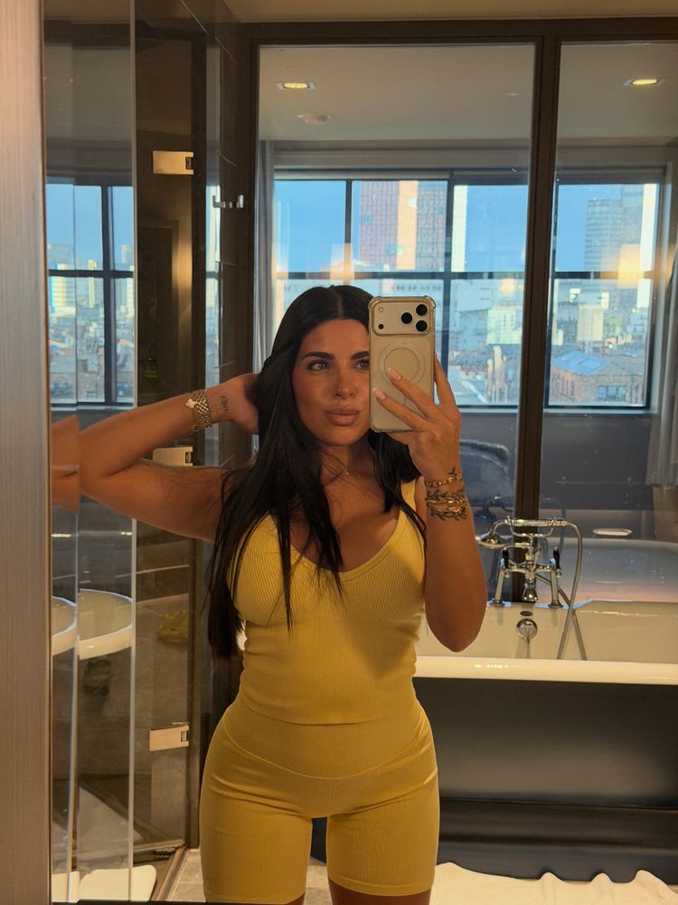 Valentina Cervantes arrasó con un look deportivo estilo "athleisure" color amarillo y marcó la tendencia de la temporada