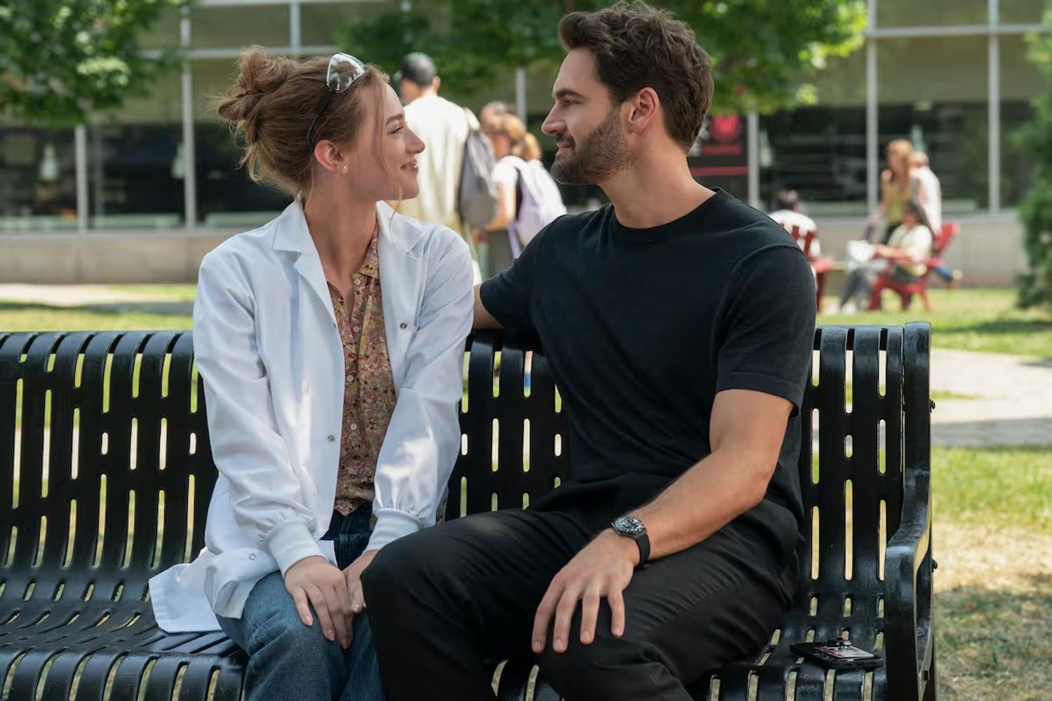 Lili Reinhart y Tom Bateman protagonizan “La hipótesis del amor”, la película romántica de Prime Video.
