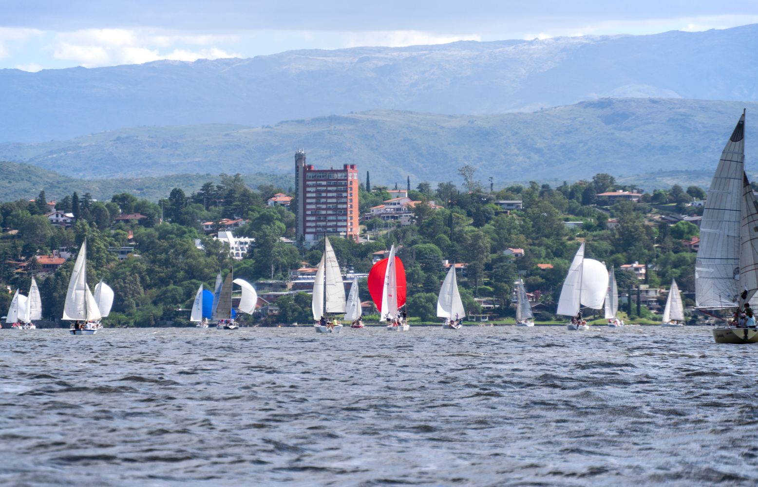 La Regata de la Primavera celebra su identidad carlospacense cumpliendo 20 años en el lago San Roque 
