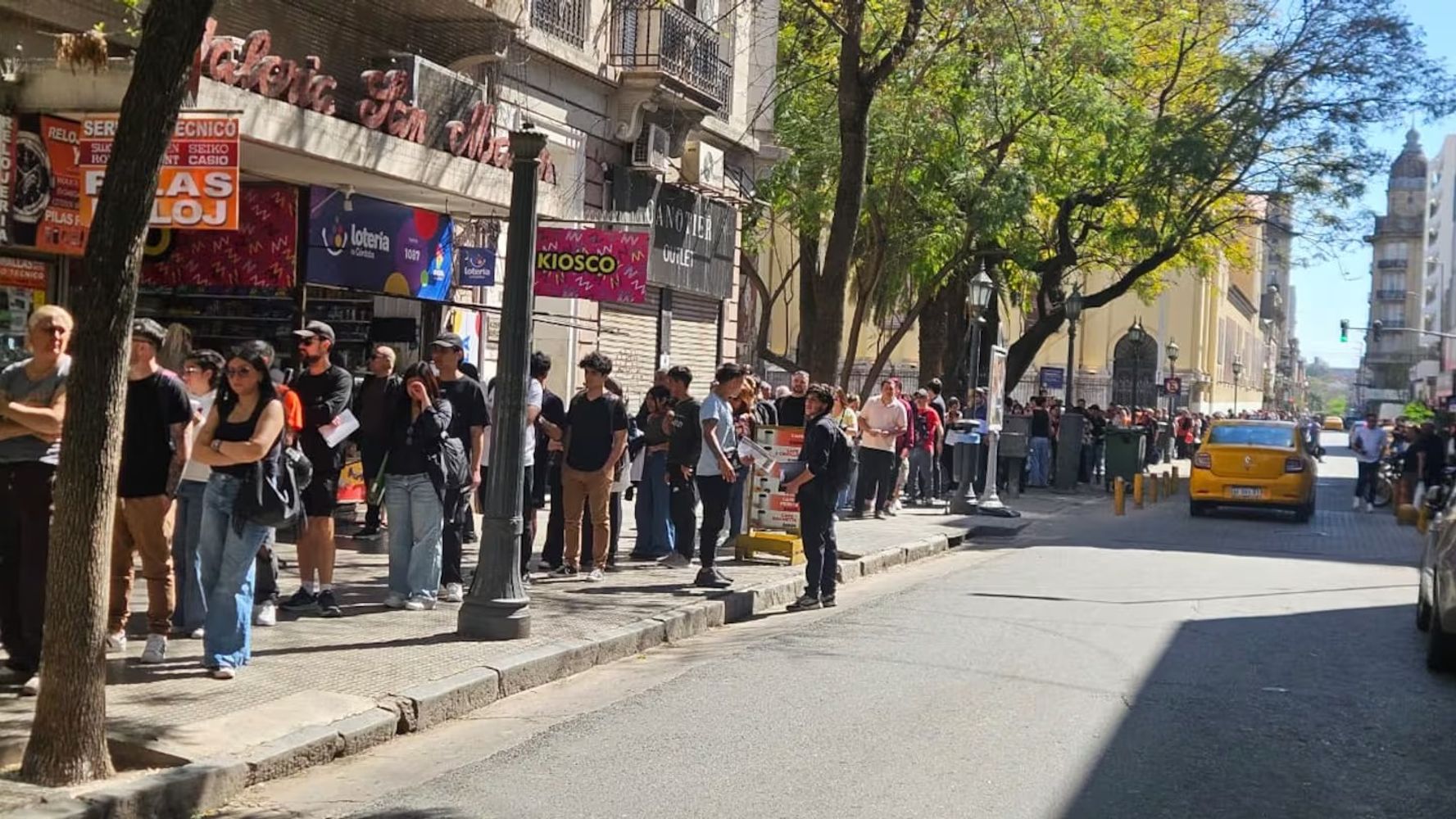Larga fila para conseguir trabajo en Córdoba.