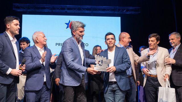 El intendente de la Ciudad de Mendoza, Ulpiano Suarez, entrega junto a directivos de la CAME, el premio "Empresario Joven Argentino 2026" al jujeño Ezequiel Escobar.