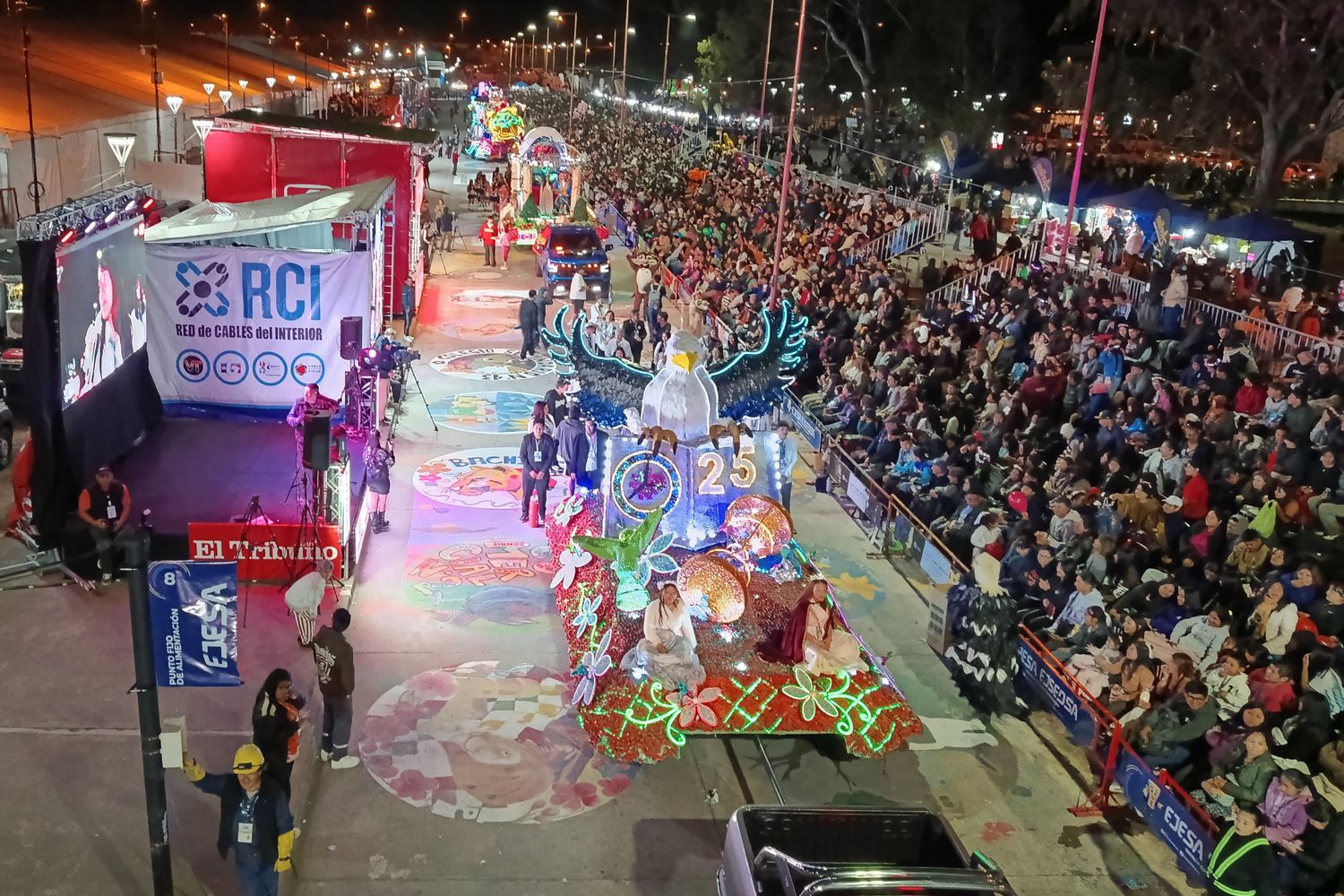 El propio alumnado de los colegios secundarios de Jujuy construyen con sus propias manos las carrozas en las que pasean a sus reinas, cada primavera. Este domingo, los carroceros oficiales podrán entrar sin cargo al estadio "23 de Agosto" para presenciar el partido de Gimnasia de Jujuy.