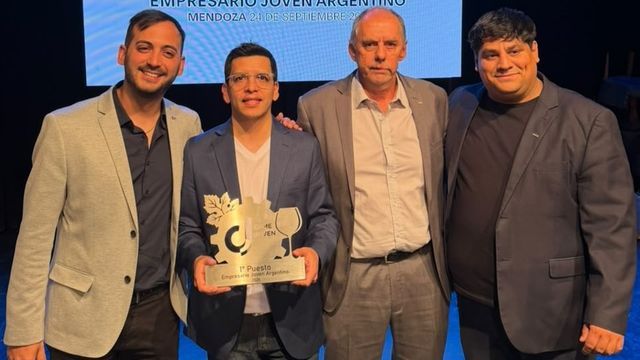 De izquierda a derecha, Guillermo Cau Juliá (CAME Joven Jujuy), Ezequiel Escobar, Luis Alonso (presidente de la UEJ) y Alexis Viñabal (CAME Joven Jujuy).