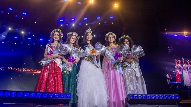 Al centro, la nueva representante nacional de los estudiantes del país, Constanza Lastra Errasti, de la provincia de Santiago del Estero. Con ella, sus princesas Julieta Valentina Torres Morsucci, de Mendoza; Ernestina Otegui, de Entre Ríos; y las damas de honor Agustina Rapretti, de Chubut; y Morella Gira López, de Jujuy.