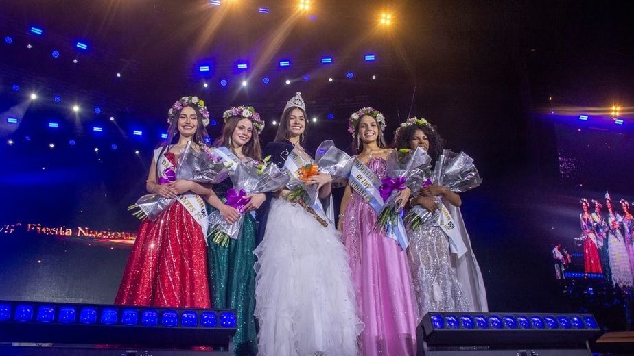 Al centro, la nueva representante nacional de los estudiantes del país, Constanza Lastra Errasti, de la provincia de Santiago del Estero. Con ella, sus princesas Julieta Valentina Torres Morsucci, de Mendoza; Ernestina Otegui, de Entre Ríos; y las damas de honor Agustina Rapretti, de Chubut; y Morella Gira López, de Jujuy.