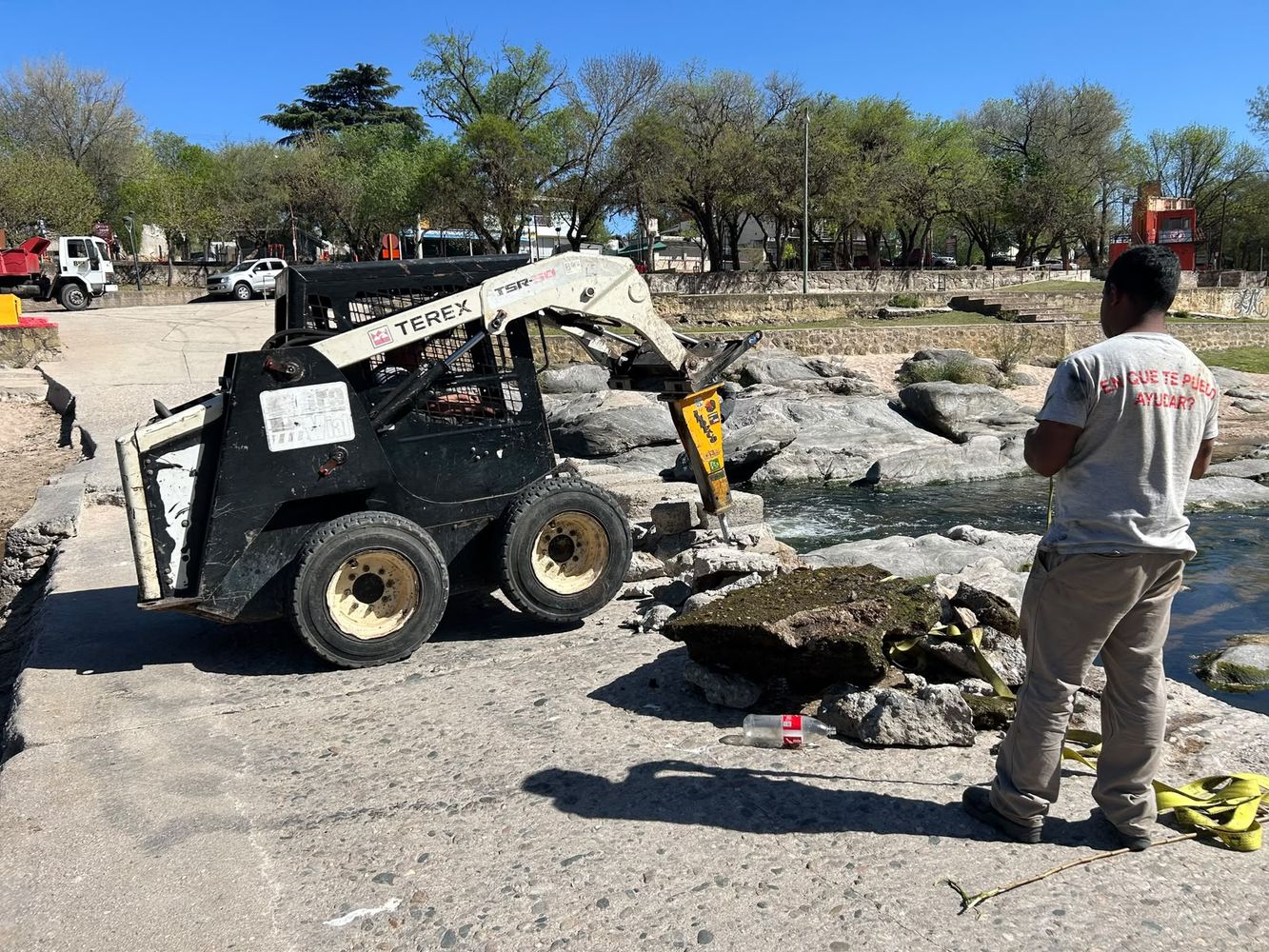 Avanzan las obras de rehabilitación del vado El Fantasio tras los daños provocados por la creciente del verano pasado.