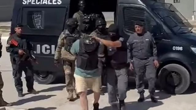 Un operativo con unidades especiales acompañó al detenido durante todo el trayecto al complejo penitenciario.