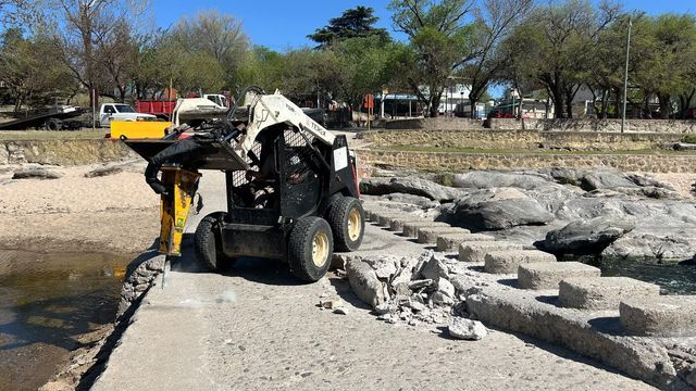 Avanzan las obras de rehabilitación del vado El Fantasio tras los daños provocados por la creciente del verano pasado.