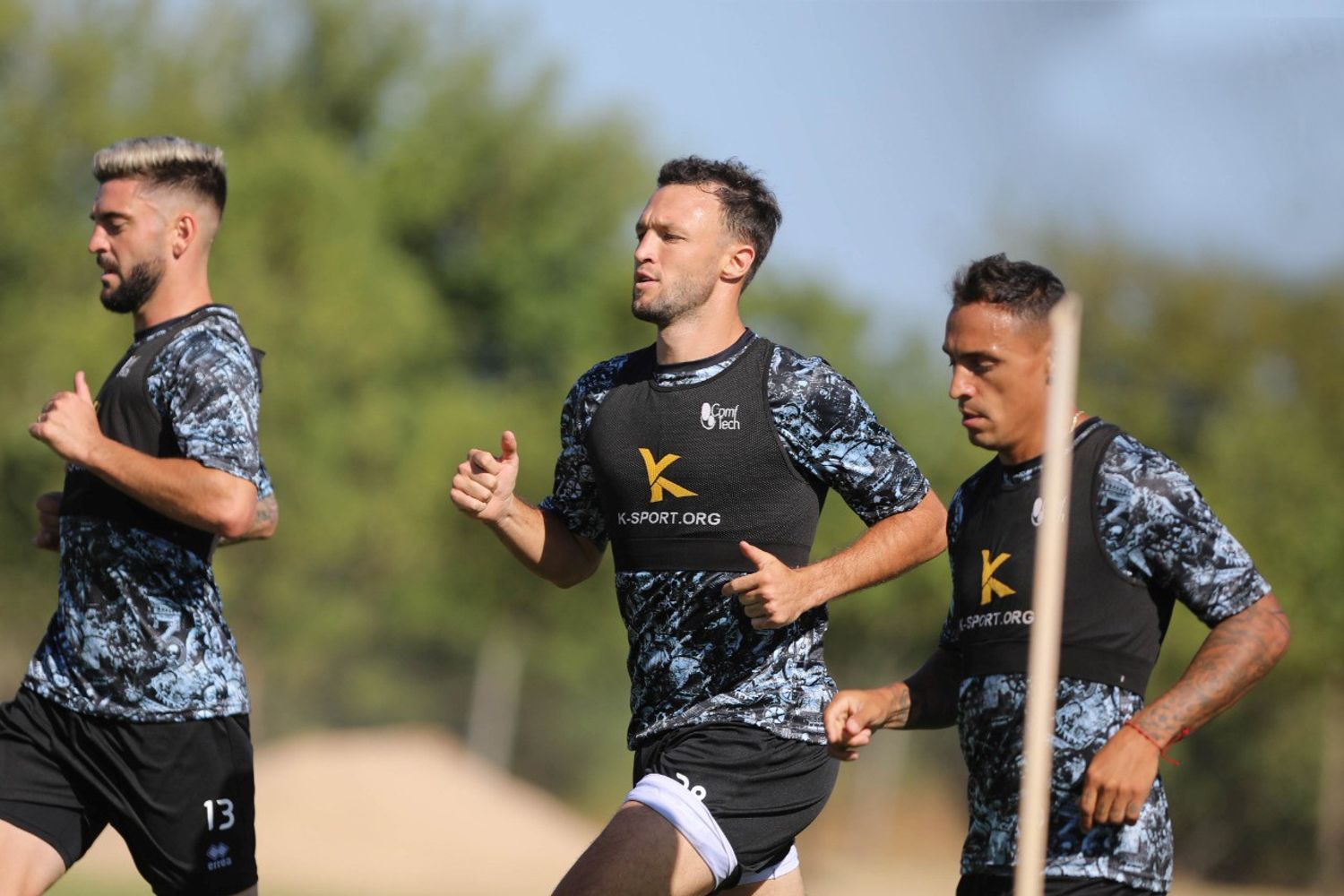Alejandro Rébola, Joaquín Susvielles y Fabián Bordagaray, del Belgrano que ascendió.