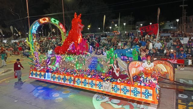 Con una sumatoria de 691 puntos, la carroza del Colegio Secundario 50 de Santuario de Tres Pozos mereció el 3er premio. "Los Zorros" representantes de la Puna venían compitiendo en la categoría carruaje, donde en 2025 habían ganado el primer premio. Los carroceros de todos los colegios son invitados especiales de Gimnasia de Jujuy para asistir al partido de este domingo.