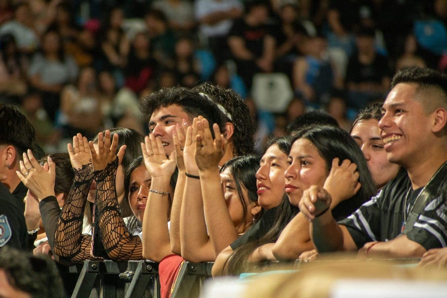Con la presencia de miles de espectadores de todas las edades, la elección de la nueva reina estudiantil tuvo lugar en el estadio "23 de Agosto" del club Gimnasia y Esgrima de Jujuy.