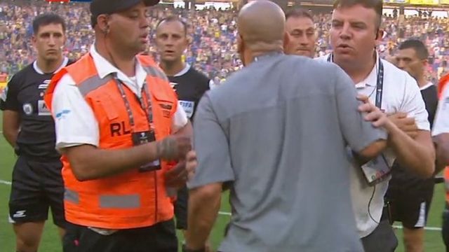 Furioso, Juan Sebastián Verón increpó a Darío Herrera en la final en Santiago del Estero.