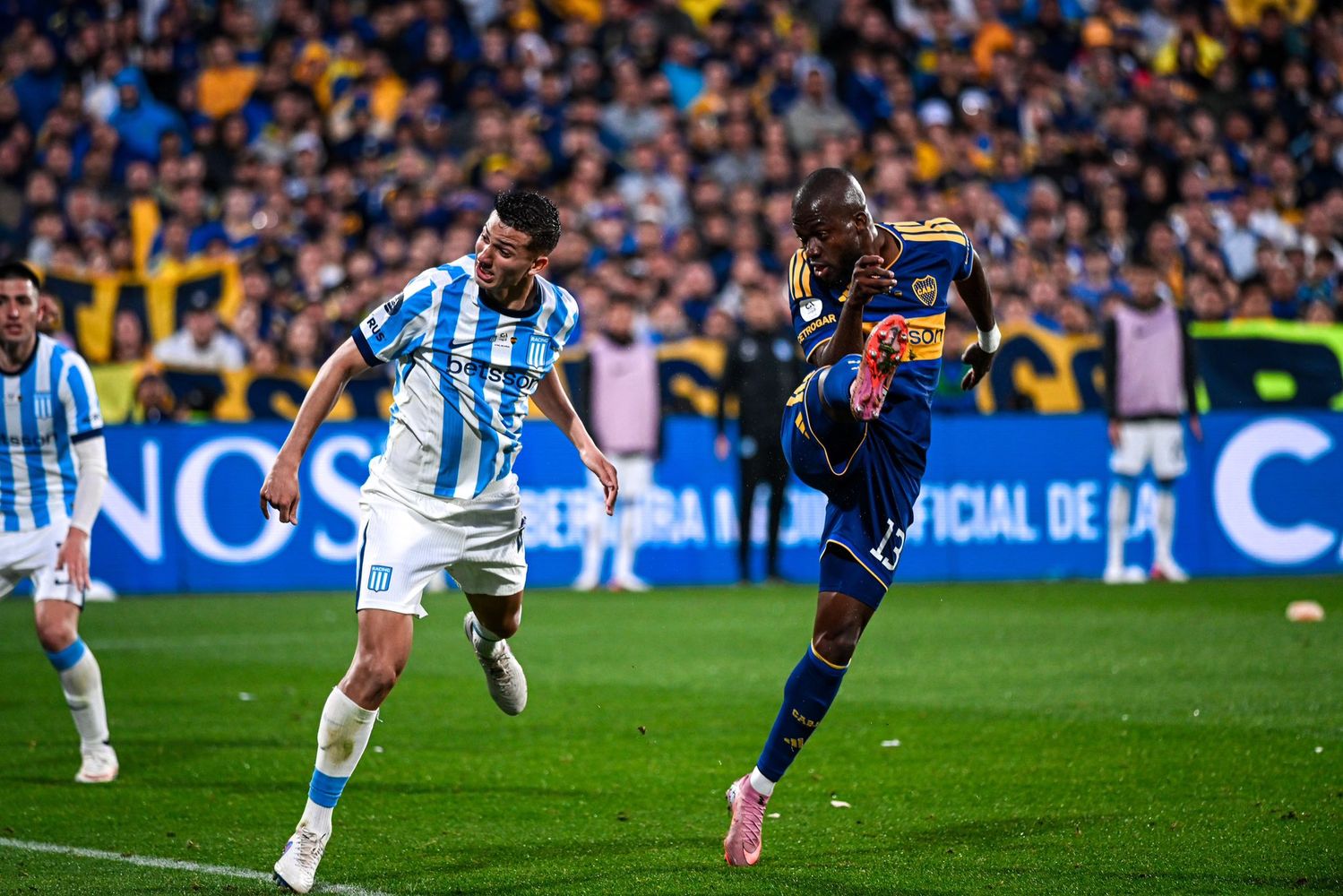 Enner Valencia en su noche histórica: metió los tres goles de Boca en cuartos de final de Copa Argentina ante Racing en Rosario.