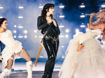 Lali y Tini en River: vestidas de novia, cantaron juntas y hasta se besaron