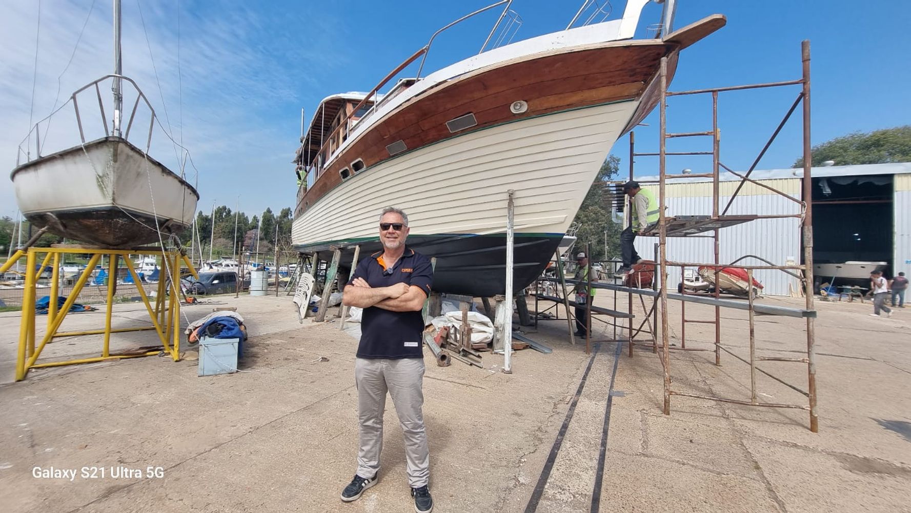Carlos “Chino” Monti, director de Costanera 241 Viajes y Turismo e impulsor de Paraná Tu Río, y su proyecto alrededor del barco Renacido.