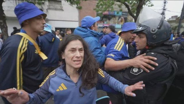 Momentos de tensión en la previa del Boca-Racing en Rosario, con hinchas Xeneizes que se agolparon fuera del estadio, y disparos de goma por parte de la Policía.