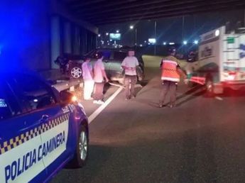 Un auto cayó desde un puente de Circunvalación en Córdoba