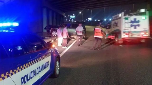 Un auto cayó desde un puente de Circunvalación.
