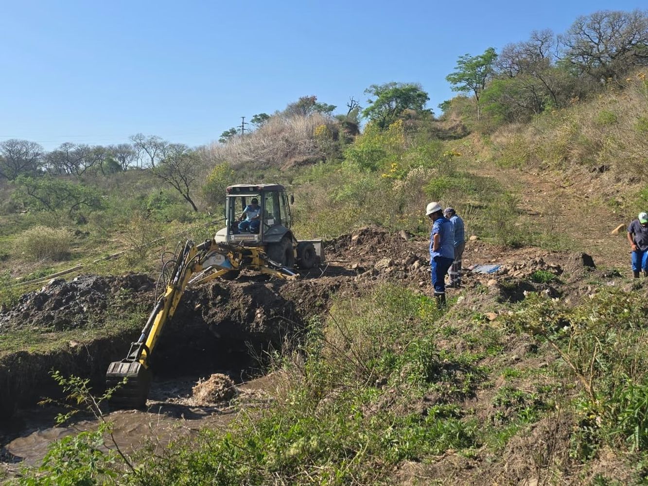 Personal técnico y operativo de Agua Potable de Jujuy trabaja en la reparación y luego restablecer el servicio en sectores de Alto Comedero y Los Alisos.