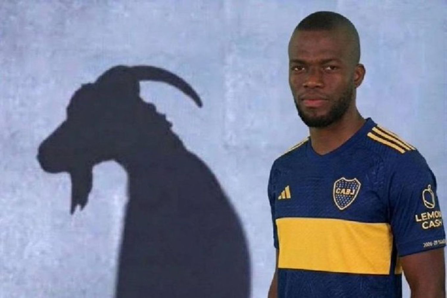 Enner Valencia, autor de los tres goles para Boca, en casi todas las cargadas.