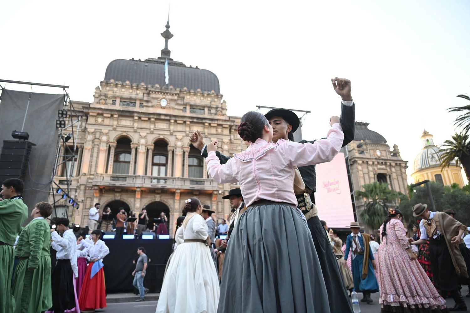 El folclore fue protagonista frente a la Casa de Gobierno en el marco del 66° Septiembre Musical.
