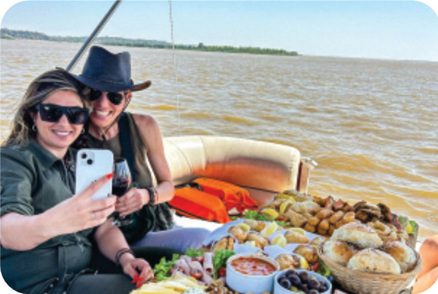 Carlos “Chino” Monti, director de Costanera 241 Viajes y Turismo e impulsor de Paraná Tu Río, y su proyecto alrededor del barco Renacido.