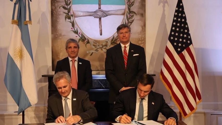 El Banco de Exportación e Importación de los Estados Unidos (EXIM) firmó con el Gobierno argentino el acuerdo marco "Build the Future", con el objetivo de movilizar hasta $7.000 millones de dólares en financiamiento hasta el 2027, destinados a sectores prioritarios como minerales críticos, energía y tecnología digital.