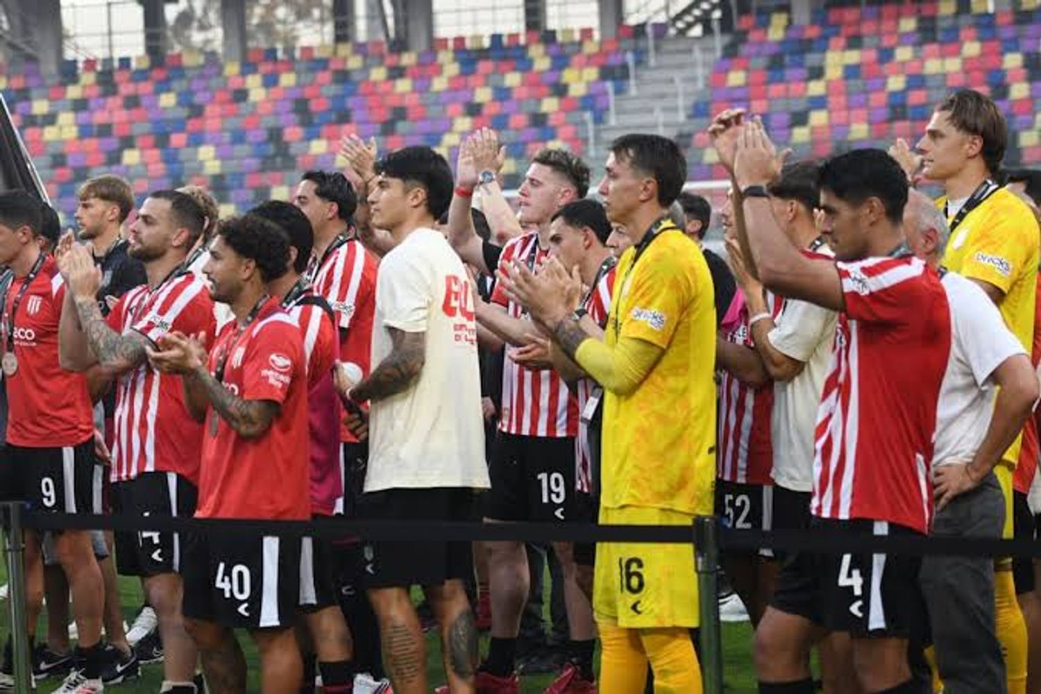 En forma irónica, los jugadores de Estudiantes de La Plata aplaudieron la premiación de "Chiqui" Tapia a Rosario Central.