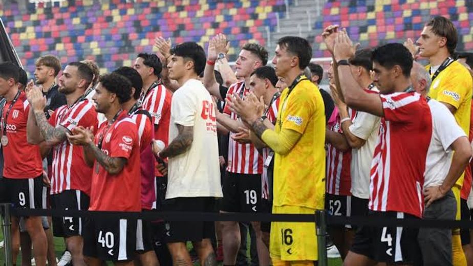 En forma irónica, los jugadores de Estudiantes de La Plata aplaudieron la premiación de "Chiqui" Tapia a Rosario Central.