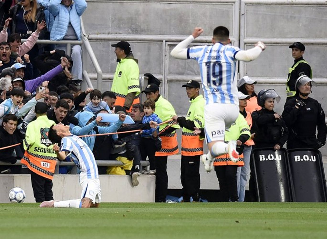 El "Gatito" Gastón Lodico anotó gol olímpico para el 1 a 0 de Racing ante Boca.