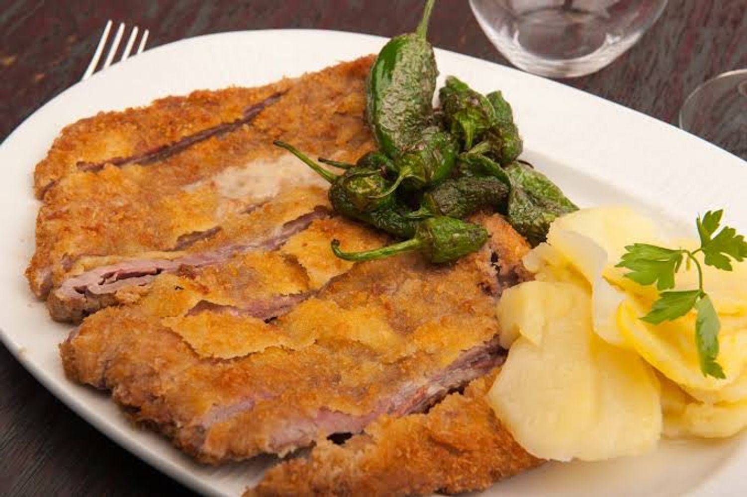 Robbie Furchi, cocinero: "Esta es la verdadera diferencia entre la milanesa argentina, el schnitzel, el tonkatsu y el cachopo"