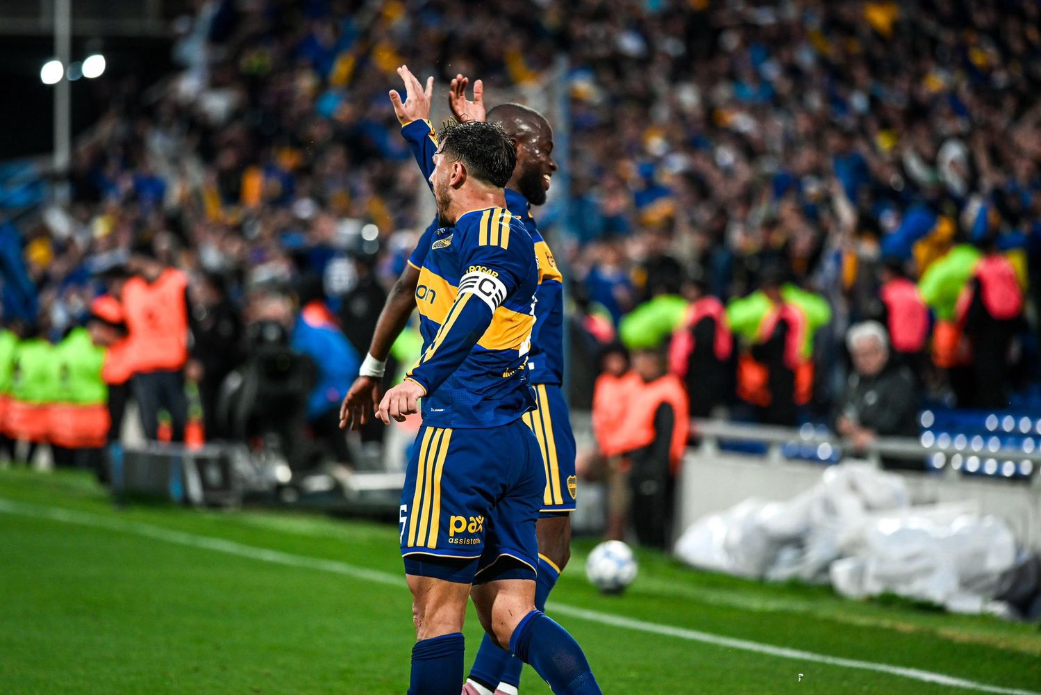 Enner Valencia festeja con Leandro Paredes. El ecuatoriano marcó los tres goles de Boca a Racing para la clasificación a semifinales de Copa Argentina.